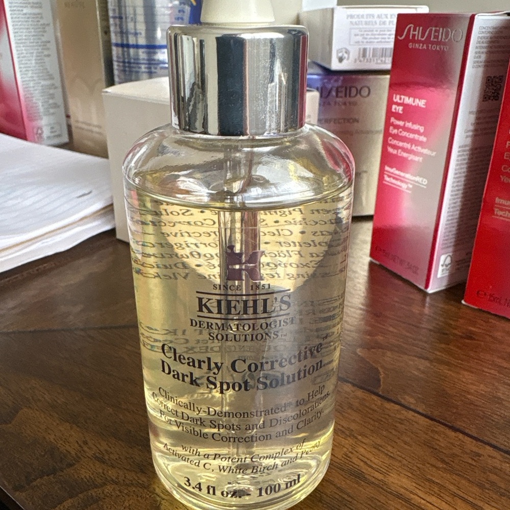 Kiehl's Clearly Corrective Dark Spot Solution with Silver Cap